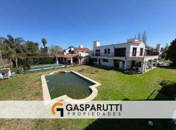 Casa · 370m² · 5 Ambientes · 6 Cocheras · Casa en Venta en Aranjuez Country Club - Apto Credito!