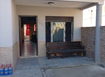 Casa · 90m² · 3 Ambientes · 1 Cochera · Casa 3 Ambientes con Amplio Parque en Venta en Castelar