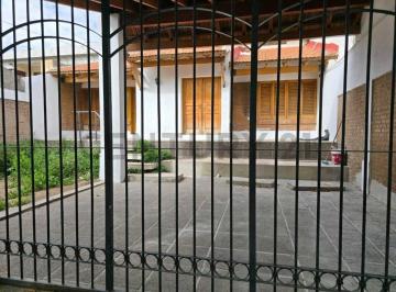 Casa · 240m² · 5 Ambientes · 2 Cocheras · Casa Apto Credito en Alto Dorrego - Guaymallen