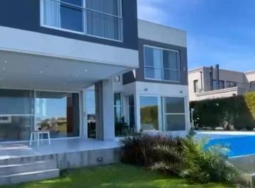 Casa · 936m² · 5 Ambientes · 2 Cocheras · Casa a La Laguna, Espectacular Diseño