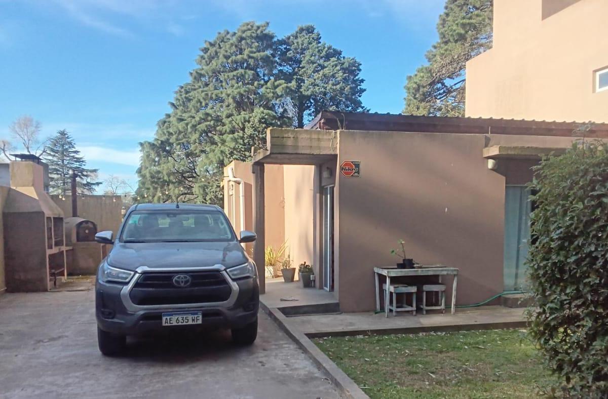 Chalet 5 amb, 540m² en Colina Alegre con amplio parque y parrilla