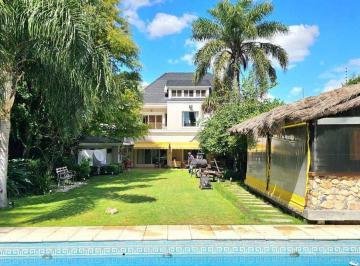 Casa · 650m² · 8 Ambientes · 3 Cocheras · Venta Importante Casa 650 m² Cub en Vicente Lopez