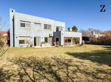 Casa · 250m² · 6 Ambientes · 4 Cocheras · Casa Barrio Privado Laguna del Sol