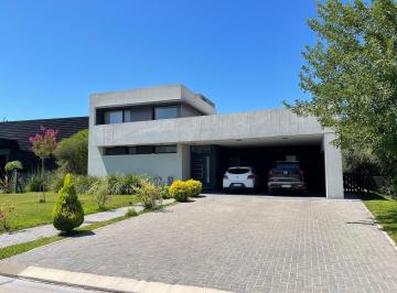 Casa · 218m² · 3 Dormitorios · 2 Cocheras · Casa en San Sebastian