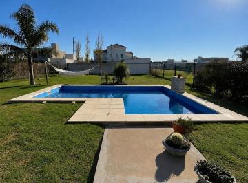 Casa · 86m² · 2 Dormitorios · 2 Cocheras · Casa en Venta en Don Mateo, Funes | 2 Dorm. | Piscina | Terreno de 702 m² | Todos Servicios