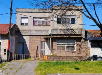 Casa · 198m² · 5 Ambientes · 1 Cochera · Venta Casa de 4 Dorm.