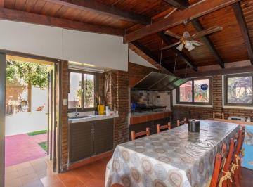 Casa · 400m² · 8 Ambientes · 2 Cocheras · Venta Casa Estilo Chalet 4 Dorm.