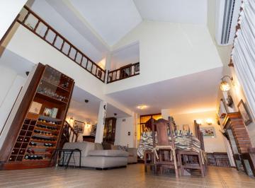 Casa · 400m² · 8 Ambientes · 2 Cocheras · Venta Casa Estilo Chalet 4 Dorm.