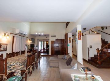Casa · 400m² · 8 Ambientes · 2 Cocheras · Venta Casa Estilo Chalet 4 Dorm.