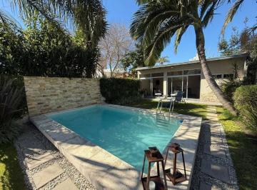 piscina y quincho · Casa en 36 E/ 13 y 14, 3 Dorm., Piscina, Quincho, Garage X2.
