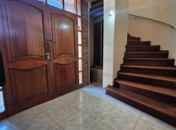 Casa · 243m² · 5 Dormitorios · 1 Cochera · Casa en Venta