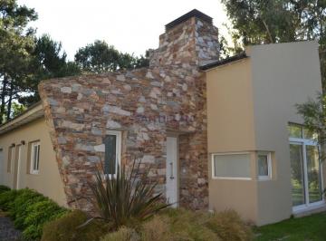 Casa · 175m² · 5 Ambientes · Moderna Propiedad en Alquiler en Carilo