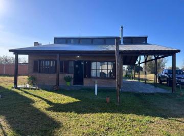 Casa · 110m² · 3 Ambientes · Pueblo Esther, Dos Dorm., Pileta, Lote de 486 m²