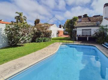Casa · 330m² · Casa en Martinez de 6 Ambientes con Pileta Jardín y Quincho Hermosa Zona Residencial
