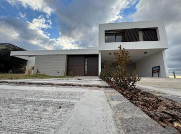 Casa · 295m² · 3 Dormitorios · 2 Cocheras · Venta Casa a Estrenar 3 Dorm. Country Carlos Paz Golf
