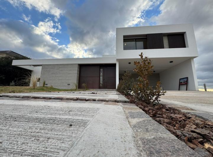 Casa · 295m² · 3 Dormitorios · 2 Cocheras
