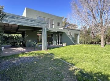 Casa · 135m² · 4 Ambientes · 2 Cocheras · Casa en Venta en Los Tres Coniles