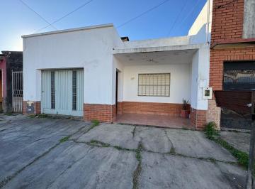 Casa · 120m² · 2 Dormitorios · 1 Cochera · Vendo Casa con Departamento en Concepción del Uruguay, Entre Ríos