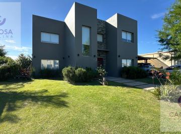 Casa · 182m² · 5 Ambientes · 2 Cocheras · Venta - Casa en Los Talas