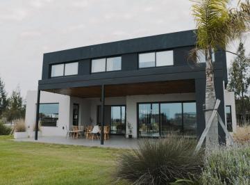 Casa · 200m² · 5 Ambientes · 4 Cocheras · Bcf. Casa Al Rio en Venta Naudir Aguas Privadas Escobar