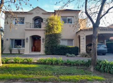 Casa · 310m² · 5 Ambientes · Casa en Venta en Barrio Cerrado Los Berros, Bella Vista