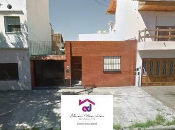 Casa · 93m² · 4 Ambientes · Casa de Construccion Mixta Para Dos Familias. con Patio y Entrada Para Auto.