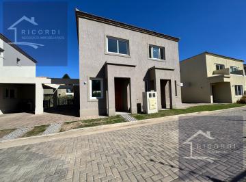 Casa · 79m² · 3 Ambientes · 1 Cochera · Casa en Venta Saravi Village Pilar.