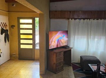 Casa · 218m² · 5 Ambientes · 1 Cochera · Casa en San Lorenzo
