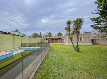 Casa de 6 ambientes, Funes · Oportunidad Venta Casa Funes, 3 Dorm., Pileta, Amplio Jardín