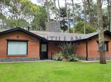 Casa · 130m² · 4 Ambientes · 1 Cochera · Propiedad de Estilo Tradicional en Carilo