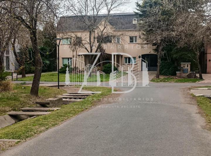 Casa · 400m² · 6 Ambientes · 4 Cocheras