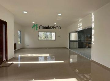 Casa · 170m² · 4 Ambientes · 2 Cocheras · Casa en Venta en Barrio Santo Domingo