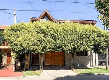 Casa · 307m² · 6 Ambientes · 1 Cochera · Venta Casa 6 Ambientes Cochera Berazategui