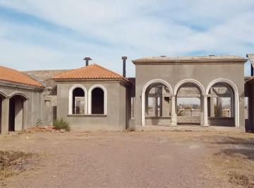 Casa · 350m² · 6 Ambientes · 2 Cocheras · Venta de Casa en Carril Norte, San Martín, Mza