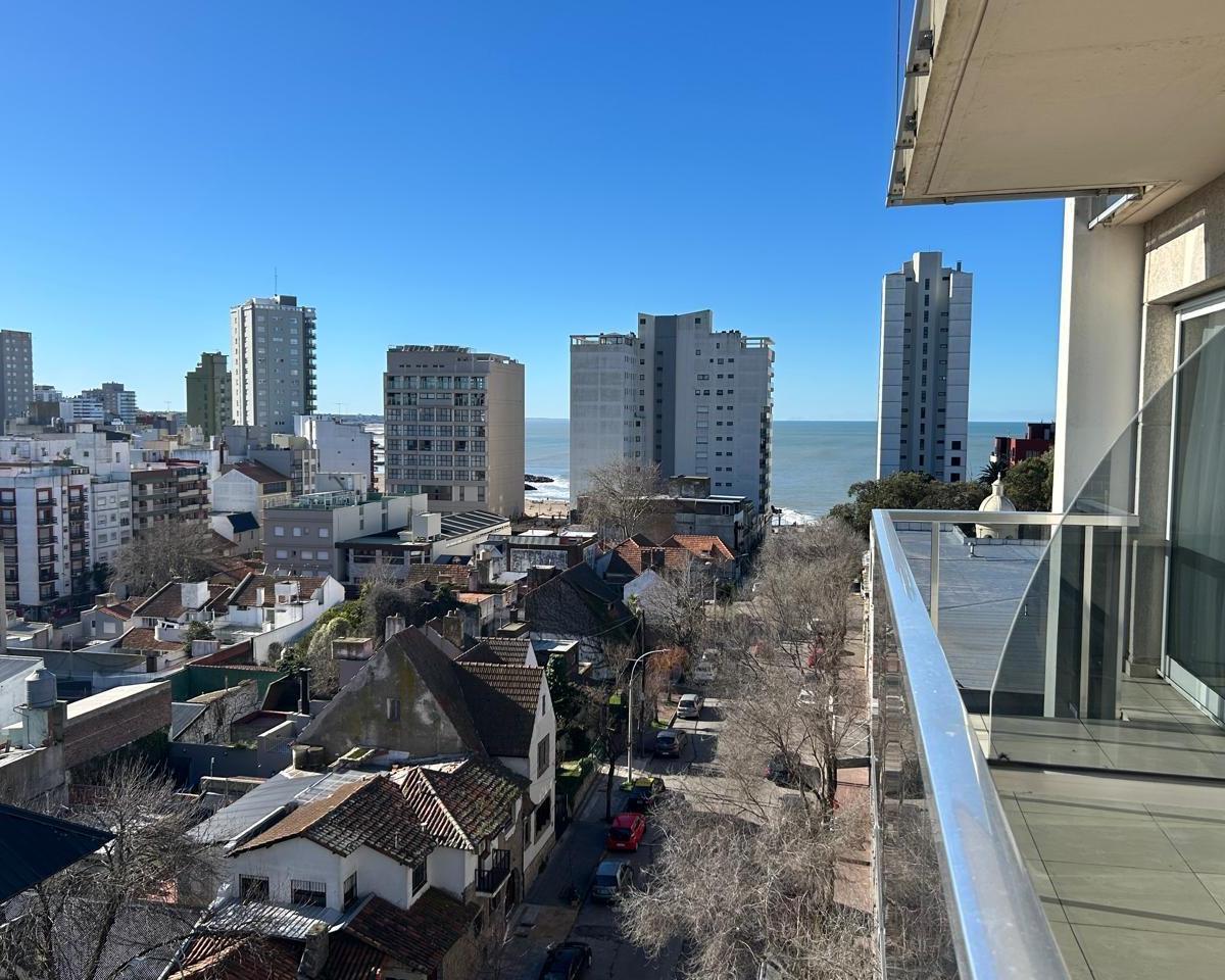 Semipiso de 2 ambientes en plena loma de Santa Cecilia en edificio Neptuno 32 con vista lateral al mar