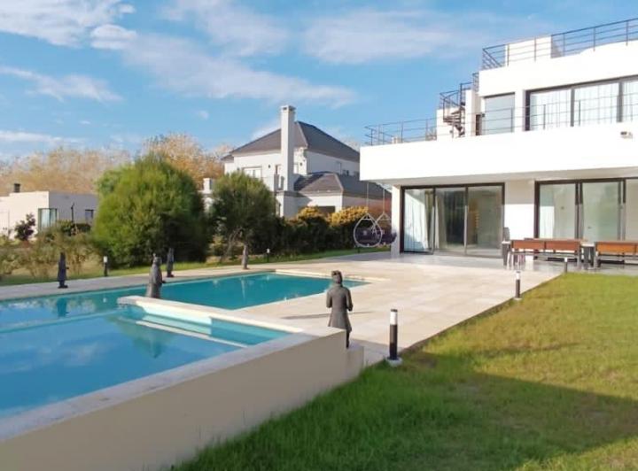 Casa · 1000m² · 5 Ambientes · 2 Cocheras
