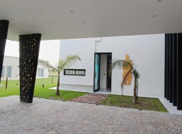Casa · 1000m² · 5 Ambientes · 2 Cocheras · Casa en Haras del Sur III