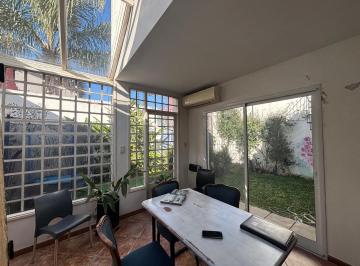 Casa · 160m² · 4 Ambientes · 1 Cochera · Chalet Próximo Av Jardín. Olivos