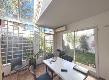 Casa · 160m² · 4 Ambientes · 1 Cochera · Chalet Próximo Av Jardín. Olivos