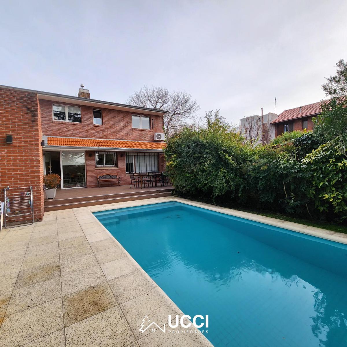 Chalet 5 amb, 200m² reciclado con garage y piscina — Divino Rostro