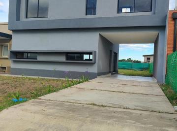 Casa · 140m² · 4 Ambientes · 1 Cochera · Casa en Praderas del Nogal