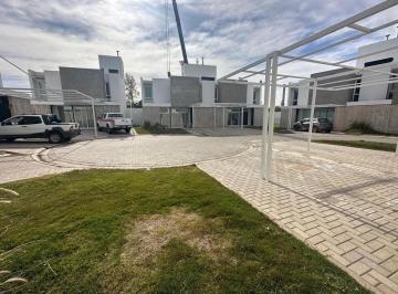Casa · 1m² · 1 Cochera · Oportunidad por Precio!la Calandria, Venta Duplex 2 Dorm., Housing Interno!