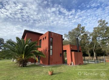 Casa · 240m² · 4 Ambientes · Casa con Pileta Barrio La Arbolada Apto Credito
