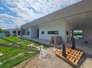 Casa · 206m² · 5 Ambientes · 4 Cocheras · Casa en Venta en Fincas del Alba, Canning, Ezeiza