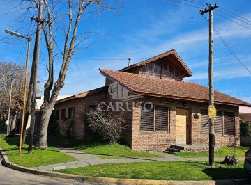 Casa · 122m² · 5 Ambientes · 1 Cochera · Chalet en Quilmes Oeste