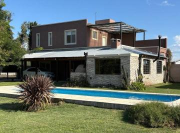 Casa · 203m² · 5 Ambientes · Hermosa Casa Quinta en Venta Apta Crédito!