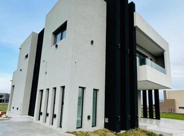 Casa · 250m² · 5 Ambientes · 2 Cocheras · Oportunidad! Casa en Venta en Lagos de Canning, Esteban Echeverría, G. B. a. Zona Sur