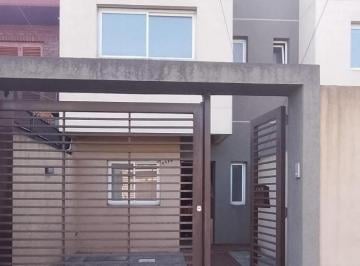 Casa · 95m² · 3 Ambientes · 1 Cochera · Duplex en Alquiler Cruce Varela