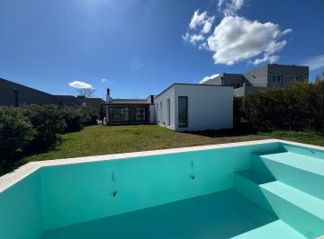 Casa · 121m² · 3 Ambientes · 1 Cochera · Venta de Casa con Pileta y Fondo Verde - Santa Lucia Pilar del Este