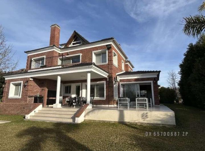 Casa · 420m² · 5 Ambientes · 1 Cochera